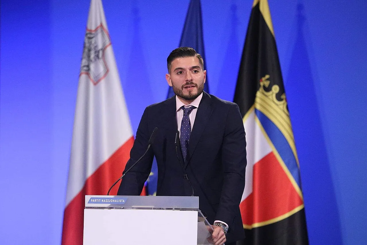 PN-leider Alex Borg spreekt de Algemene Raad van de Nationalistische Partij toe