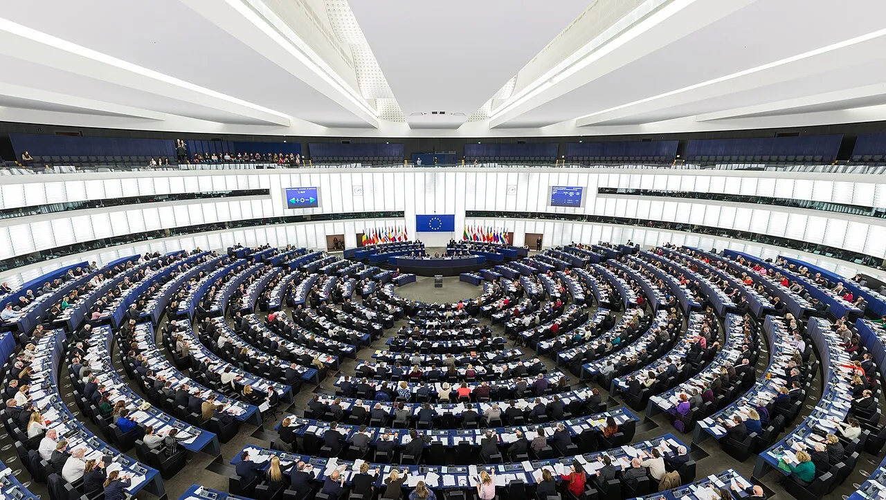 De plenaire zaal van het Europees Parlement in Straatsburg tijdens een vergadering.