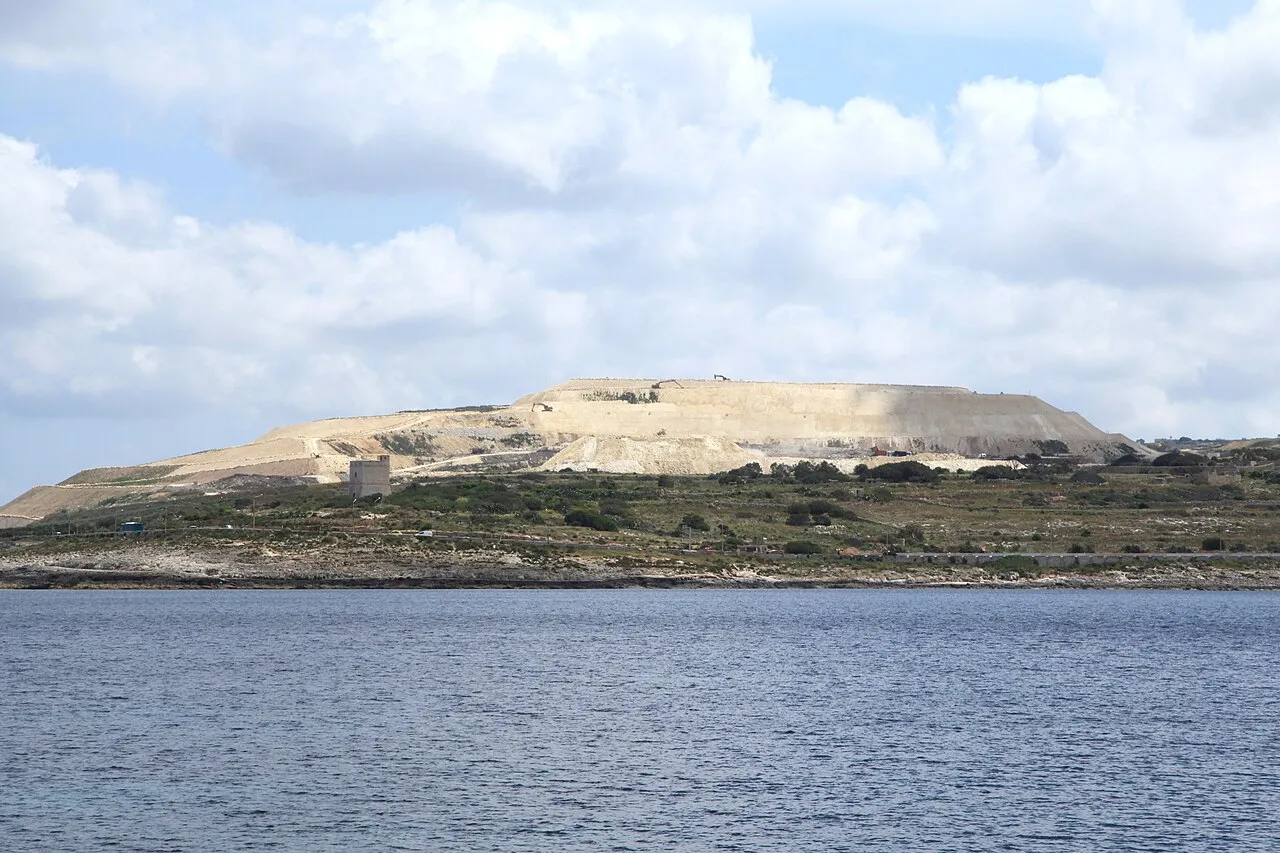 Uitzicht over de stortplaats van Magħtab in Naxxar, Malta, vanaf Ras il-Qawra