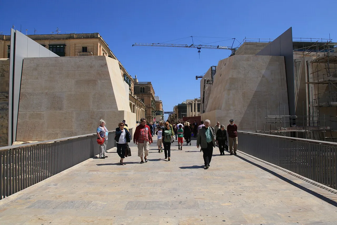 Valletta's City Gate, waar activisten gerechtigheidsbanners hebben opgehangen