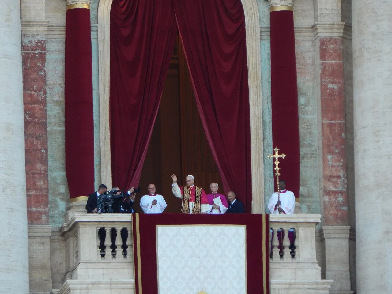Paus Leo XIV zwaait naar de menigte op het Sint-Pietersplein.