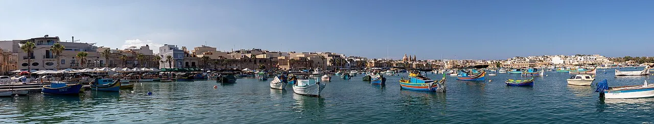 Panoramisch zicht op de haven van Marsaxlokk, Malta