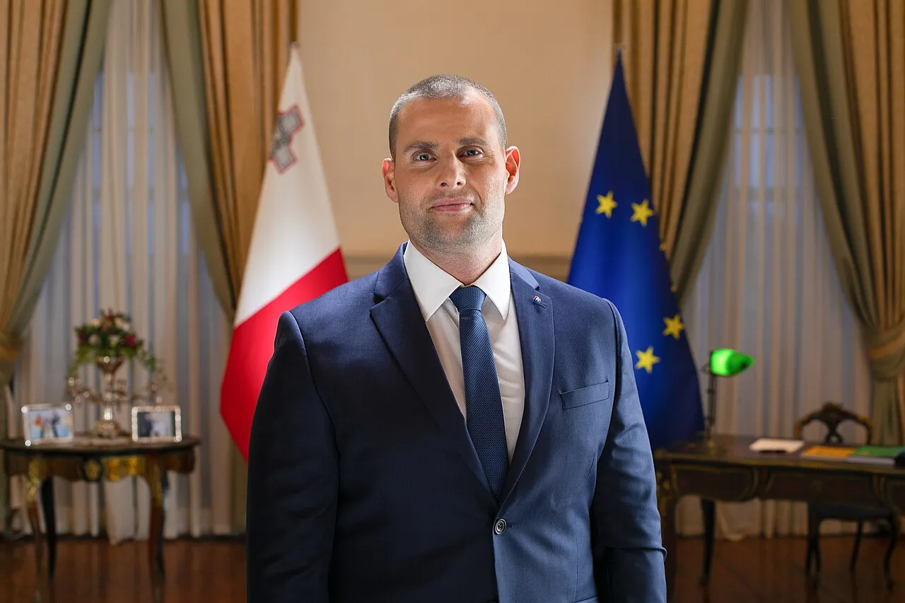 Officieel portret van Robert Abela, premier van Malta.