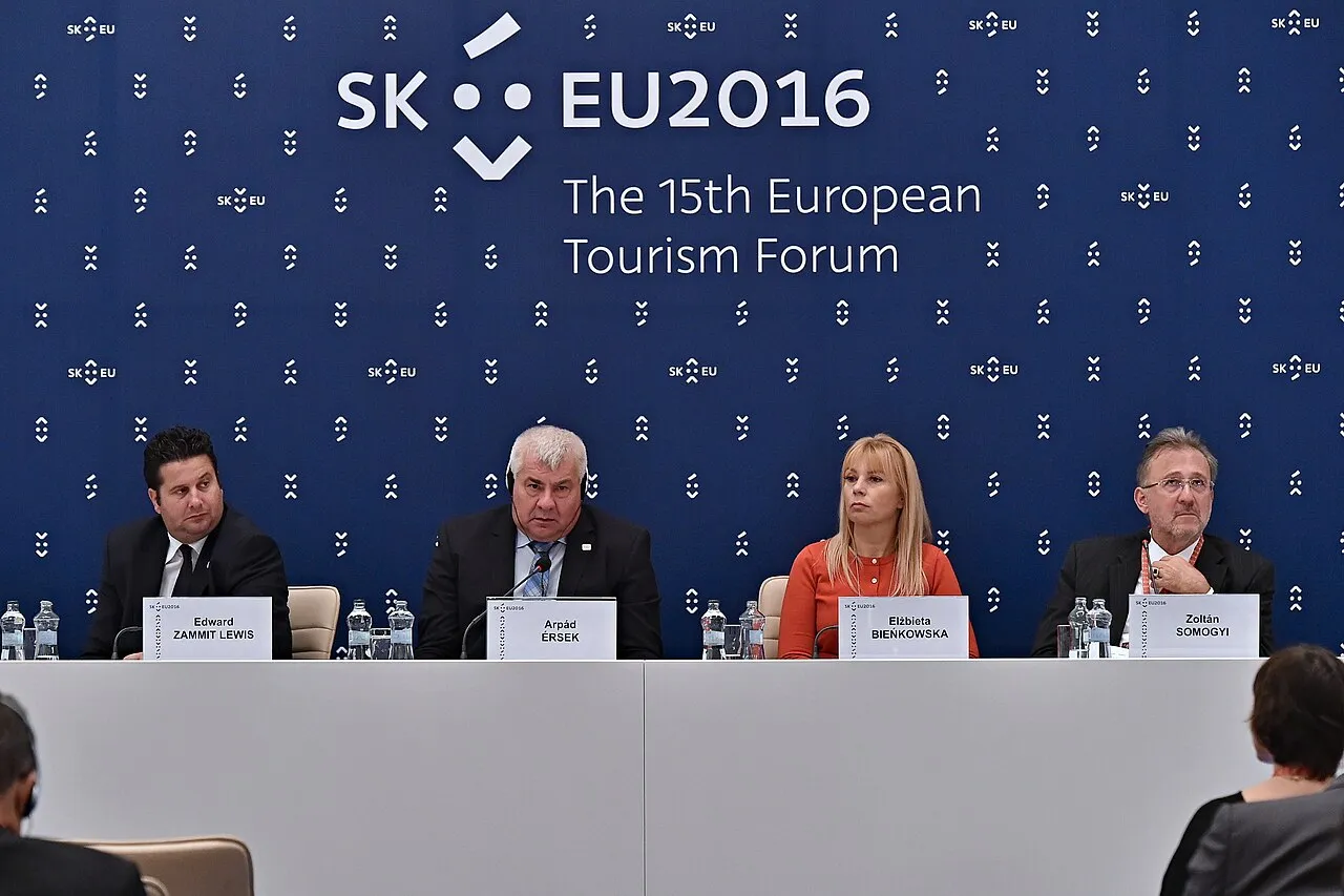 Edward Zammit Lewis (tweede van links) tijdens het Europese Toerisme Forum in 2016