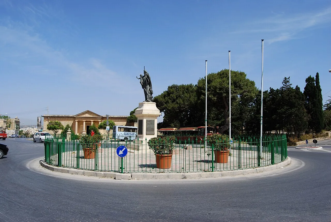 Verkeer bij een rotonde in Rabat, Malta.