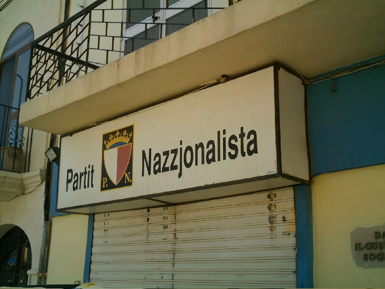 Hoofdkantoor van de Nationalistische Partij (PN) in Marsaxlokk, Malta, de partij die waarschuwt voor armoederisico
