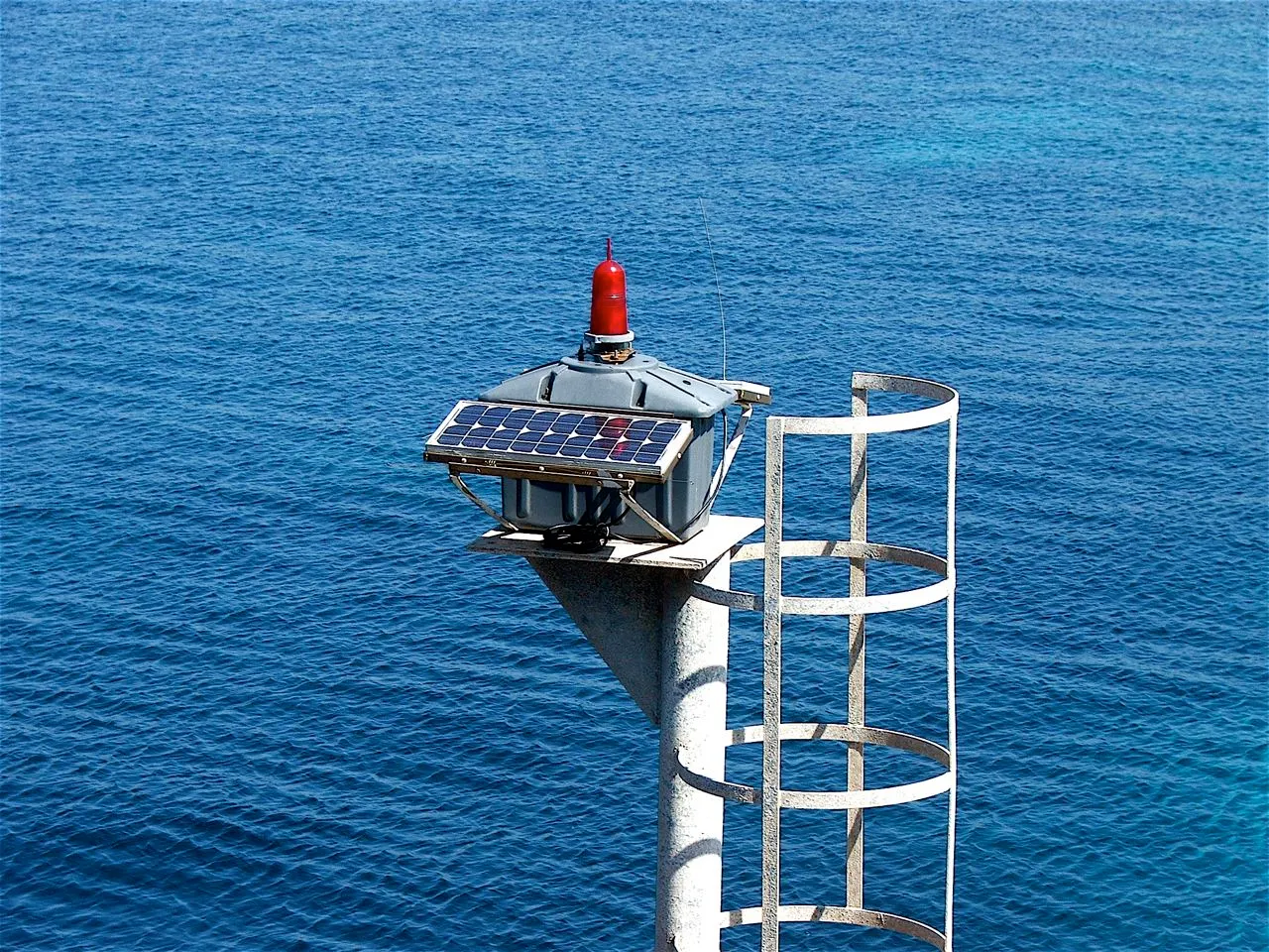 Zonnepanelen bij een vuurtoren in Marfa, Malta, als voorbeeld van hernieuwbare energie